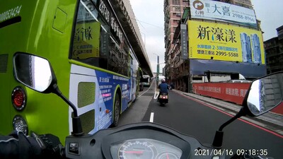 圖1：駕駛人跨越槽化線前影像